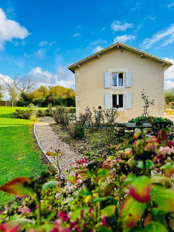 Grand Gite Groupe Vienne 86 Maison de campagne avec piscine et charme poitevin