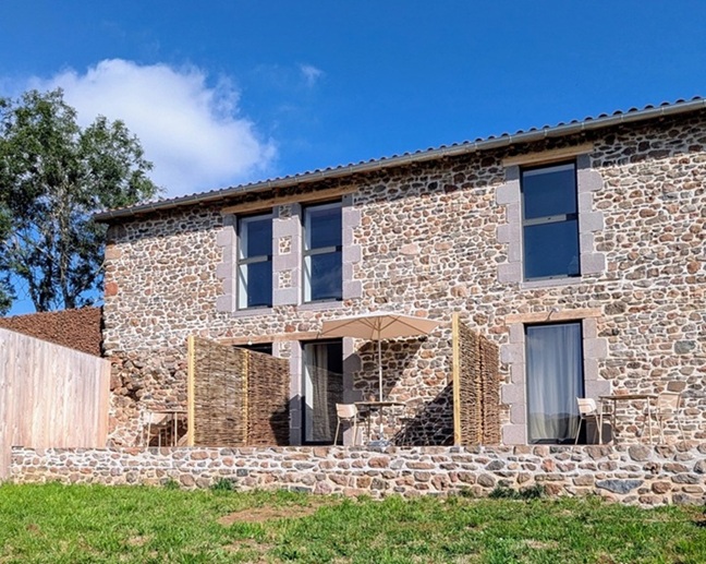 Grand Gite Groupe Haute-Loire 43 Le Hameau des Volcans – 3 maisons face au volcan