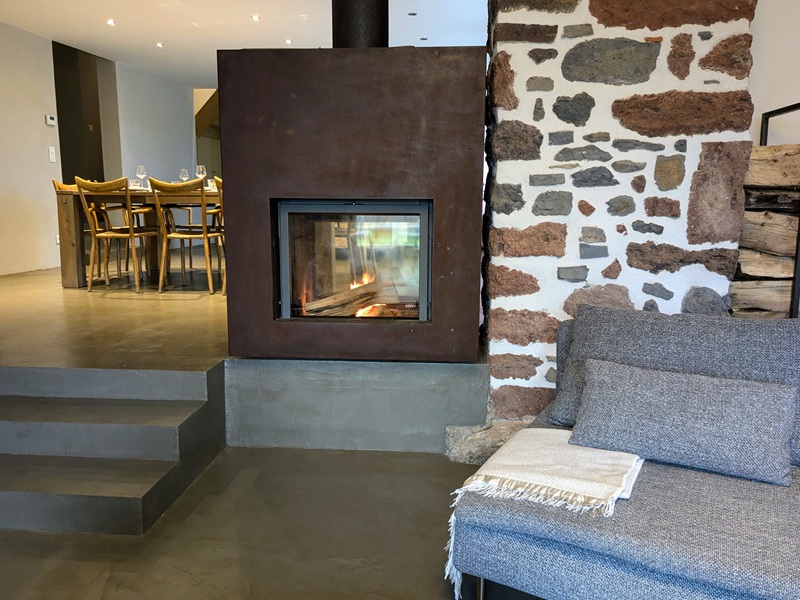 Grand Gite Groupe Haute-Loire 43 Le Hameau des Volcans – 3 maisons face au volcan