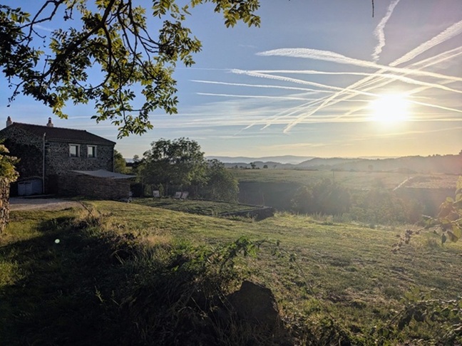 Grand Gite Groupe Haute-Loire 43 Le Hameau des Volcans – 3 maisons face au volcan